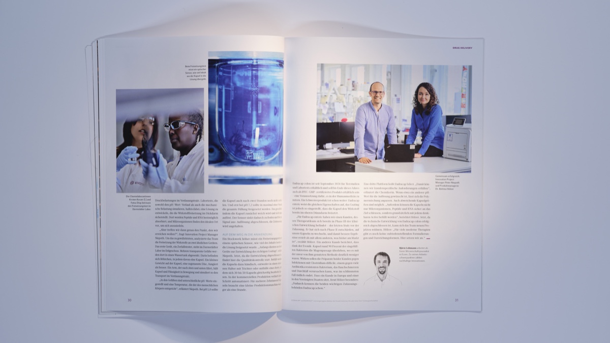 Photographed magazine spread with laboratory close-ups and a portrait of two Evonik colleagues smiling together at their workplace. Fotografierte Magazin-Doppelseite mit Laboraufnahmen und einem Porträt zweier lächelnder Evonik-Kolleg*innen an ihrem Arbeitsplatz. Editorial photography / Editorialfotografie (Evonik Elements, KNSK): Robert Eikelpoth, Studio Eikelpoth, Düsseldorf.