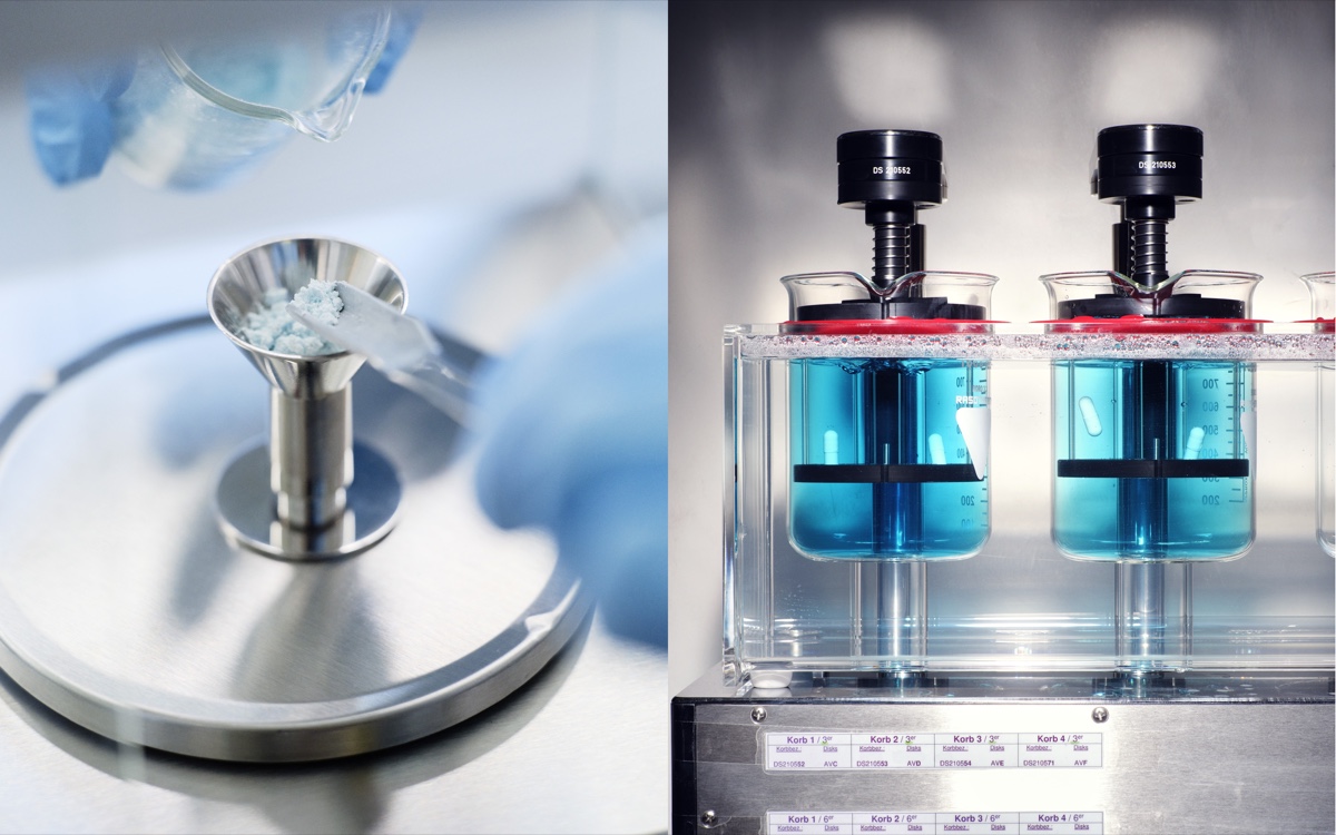 Split image: a hand pouring powder into a funnel for capsule coating on the left, and a dissolution testing apparatus with capsules in blue liquid on the right. Geteiltes Bild: links eine Hand, die Pulver für die Kapselbeschichtung in einen Trichter füllt, rechts ein Freisetzungstestgerät mit Kapseln in blauer Flüssigkeit. Editorial photography / Editorialfotografie (Evonik Elements, KNSK): Robert Eikelpoth, Studio Eikelpoth, Düsseldorf.